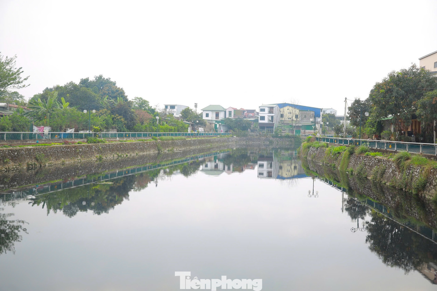 Hào thành cổ Vinh (TP Vinh, Nghệ An) là tuyến kênh bao quanh thành Vinh, thành lũy được nhà Nguyễn xây dựng bằng đá năm 1831, được xếp hạng di tích quốc gia năm 1998. Thành có chu vi 2.520 m, gồm 3 cửa ra vào thành. Hệ thống kênh hào bao quanh thành để phòng thủ được thiết kế theo hình lục giác, sâu 3 m, rộng 28 m.