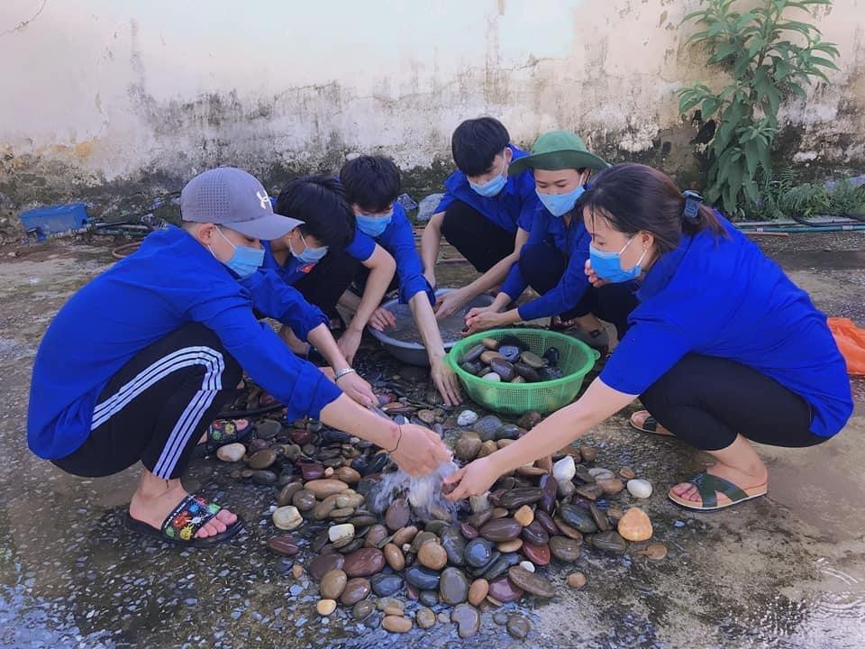 Những hòn đá suối được lựa chọn kỹ càng, rửa sạch sẽ là vật liệu chính để các “hoạ sĩ” trổ tài.