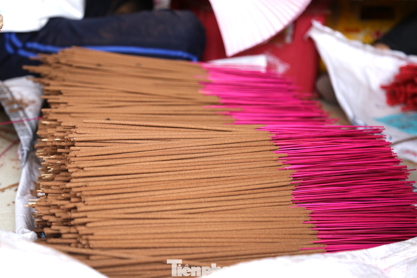 Hương Tây Lân đa dạng mẫu mã và chủng loại, kích cỡ tùy vào đơn đặt hàng. Làng nghề phát triển đã tạo việc làm cho hàng trăm lao động có thêm thu nhập. Trung bình mỗi ngày làng nghề sản xuất ra từ 6-7 vạn thẻ hương các loại, cao điểm dịp Tết từ 10-12 vạn.