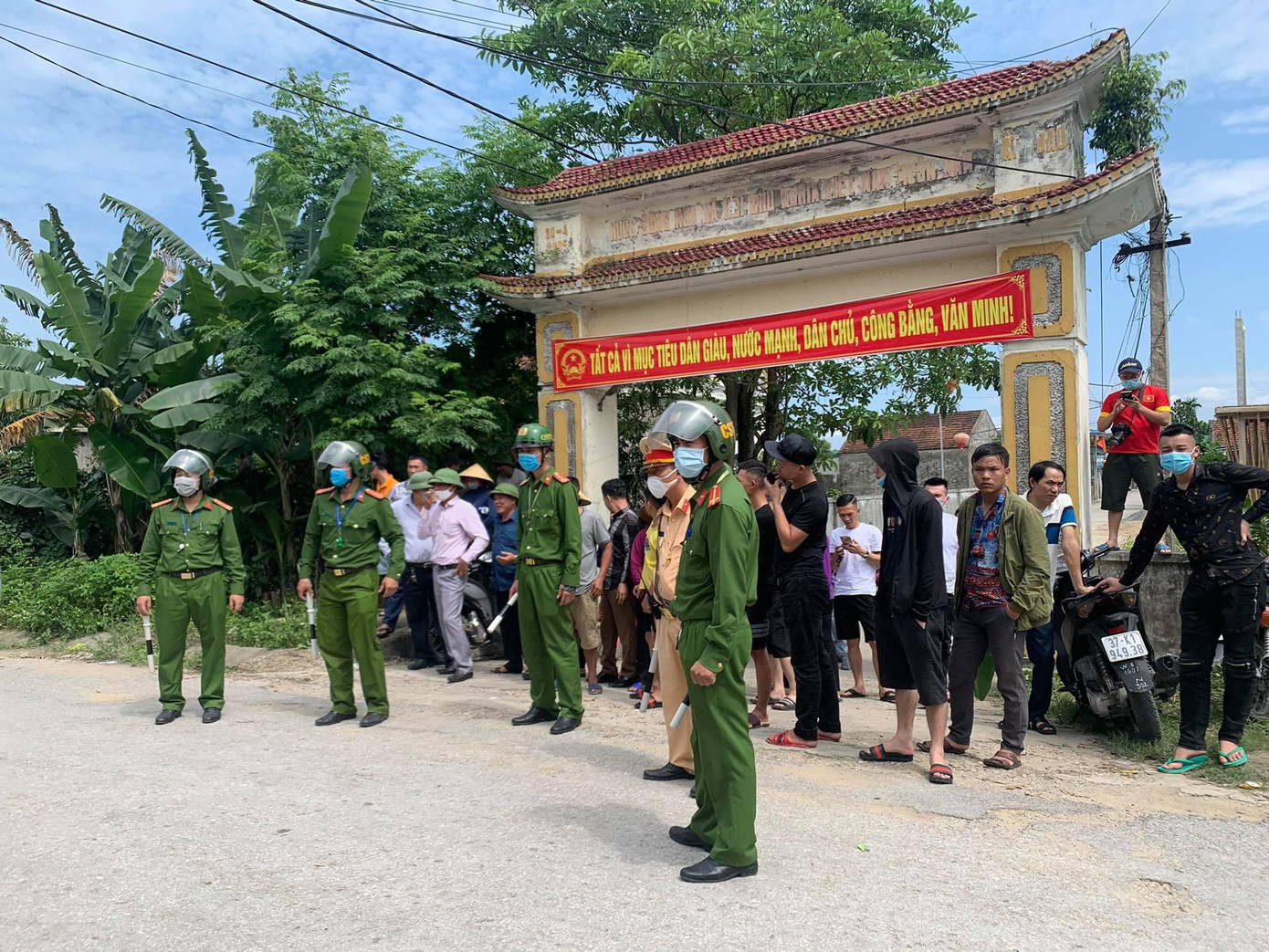 Rất đông người dân hiếu kỳ tới hiện trường Rất đông người dân hiếu kỳ tới hiện trường