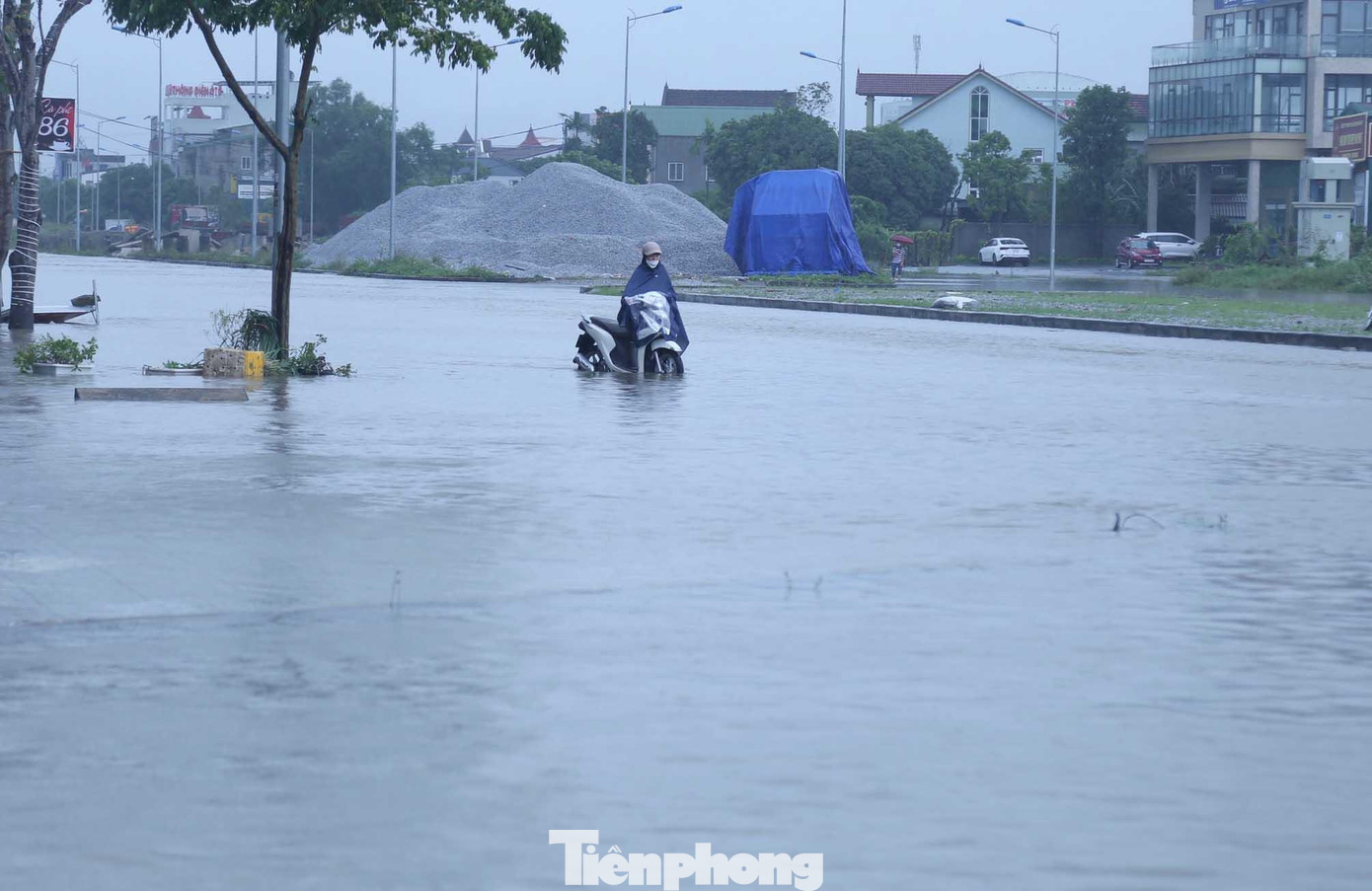 Nhiều phương tiện chết máy khi cố vượt qua biển nước.