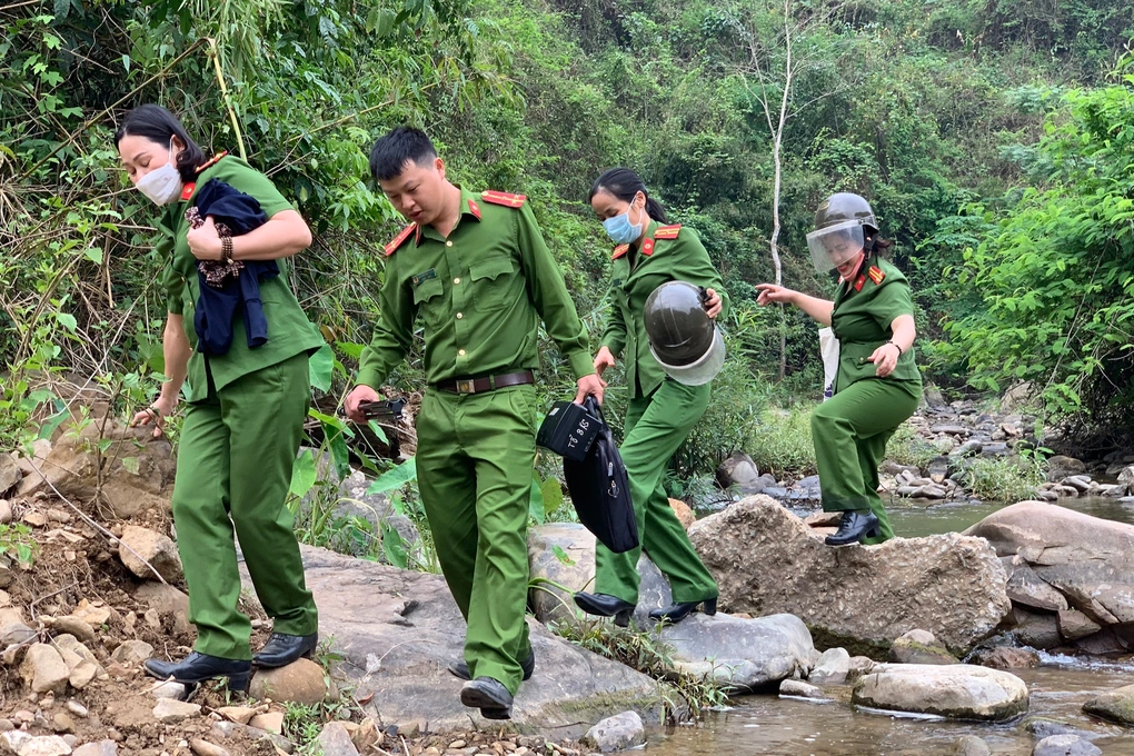 Vượt suối, băng đèo đến các bản vùng cao trong những ngày nghỉ lễ Vượt suối, băng đèo đến các bản vùng cao trong những ngày nghỉ lễ