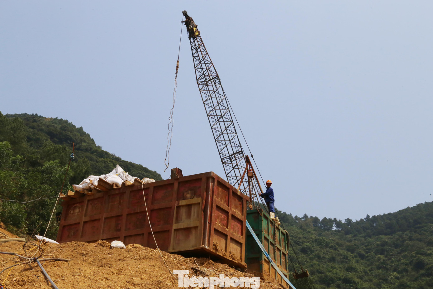 Ông Thái Bá Lực, Chỉ huy trưởng công ty TNHH Hòa Hiệp thi công cầu Thần Vũ 1, chia sẻ: “Đơn vị đã huy động 17 mũi thi công. Để đạt được tiến độ, chúng tôi đã tăng ca, làm cả ca đêm để đáp ứng được những tiến độ bị chậm. Dù tăng tốc tiến độ nhưng chúng tôi cam kết không đánh đổi chất lượng dự án”.
