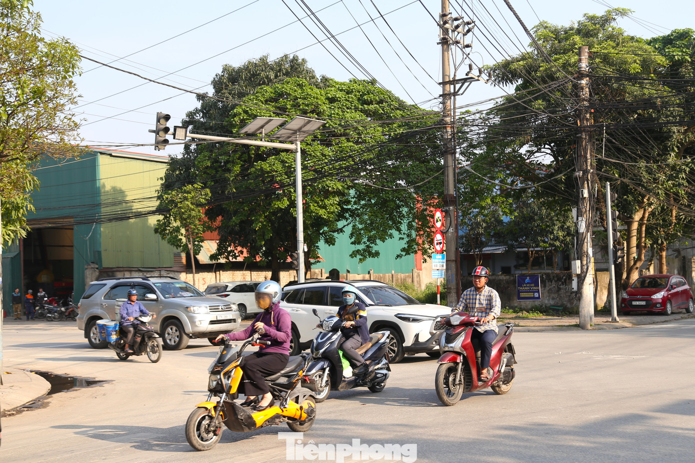 Ngã tư này có mật độ phương tiện tham gia giao thông đông đúc, đèn tín hiệu thường xuyên trục trặc, nguy cơ mất an toàn cho người tham gia giao thông.