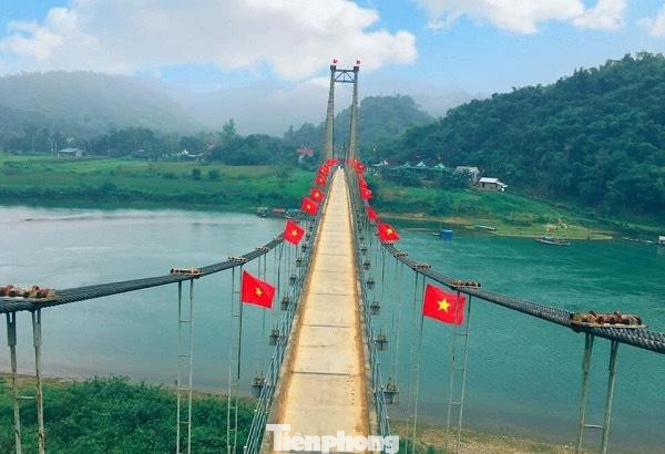 “Đường cờ thanh niên” là điểm nhấn mà tuổi trẻ huyện Con Cuông đã thực hiện trong nhiều tháng qua.