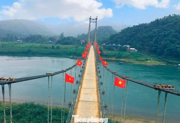 “Đường cờ thanh niên” là điểm nhấn mà tuổi trẻ huyện Con Cuông đã thực hiện trong nhiều tháng qua.