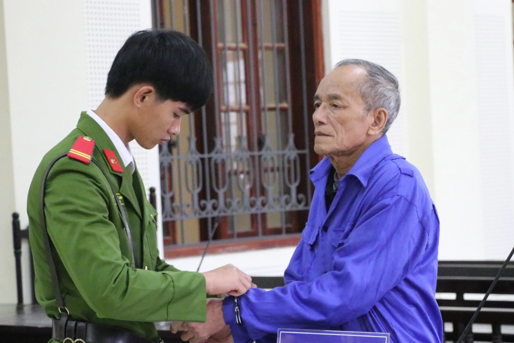 Với 2 tội danh, bị cáo Hùng phải thi hành hình phạt 13 năm tù