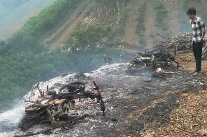 Xe máy cháy trơ khung trên rẫy keo