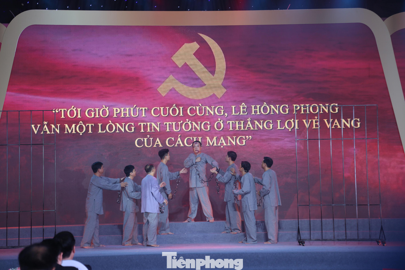 Trước khi hy sinh, đồng chí nhắn lại: “Nhờ các đồng chí báo cáo với Đảng rằng, tới phút cuối cùng, Lê Hồng Phong vẫn một lòng tin tưởng vào thắng lợi vẻ vang của cách mạng”.