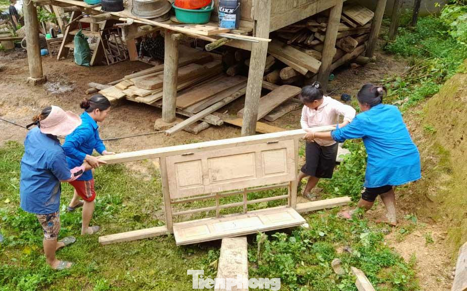 &quot;Áo xanh&quot; hỗ trợ người dân tháo dỡ nhà sàn, di dời tài sản khỏi khu vực có nguy cơ sạt lở.