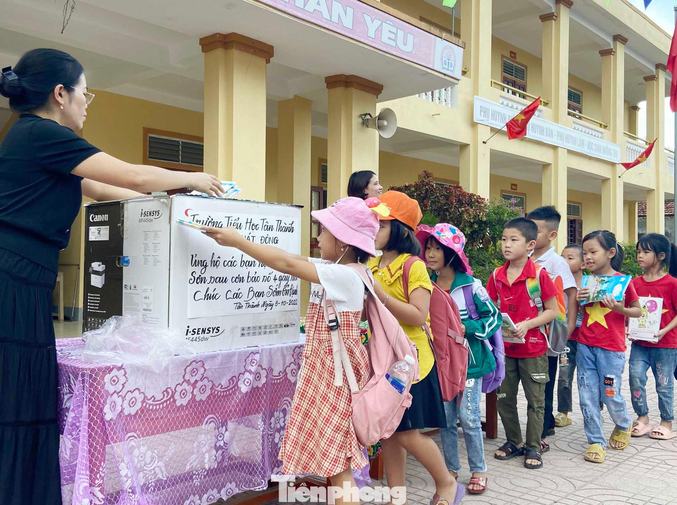 “Ngay sau khi quyên góp, chúng tôi sẽ chuyển đến tận tay cho các em học sinh vùng lũ Kỳ Sơn, để việc dạy và học nhanh chóng được nối lại sau lũ. Hoạt động nhằm giáo dục các em tinh thần tương thân tương ái, sẻ chia với các bạn vùng khó khăn”, chị Thoa chia sẻ.