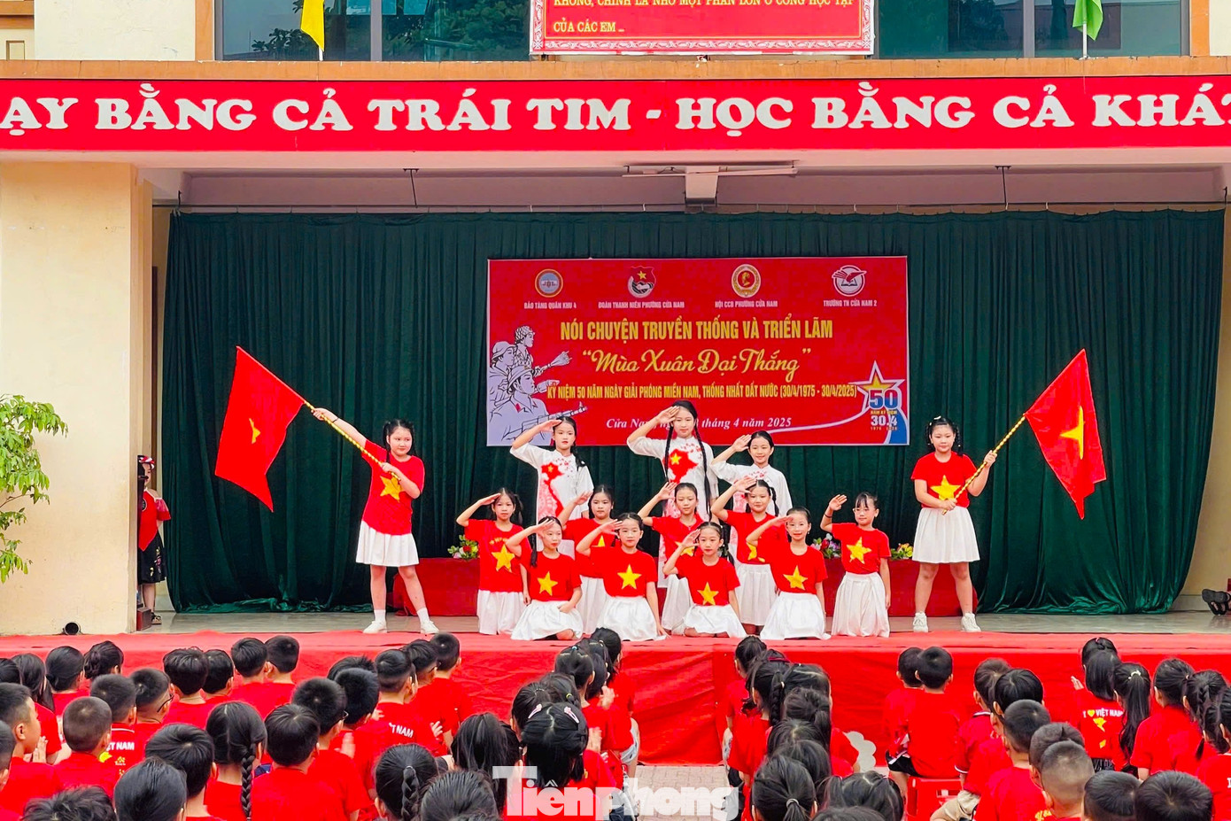 Hướng tới kỷ niệm 50 năm Ngày giải phóng miền Nam, thống nhất đất nước, tại các cơ sở trực thuộc đã tổ chức nhiều hoạt động ý nghĩa. Trong ảnh, chương trình nói chuyện truyền thống và triển lãm ảnh “Mùa xuân đại thắng”.