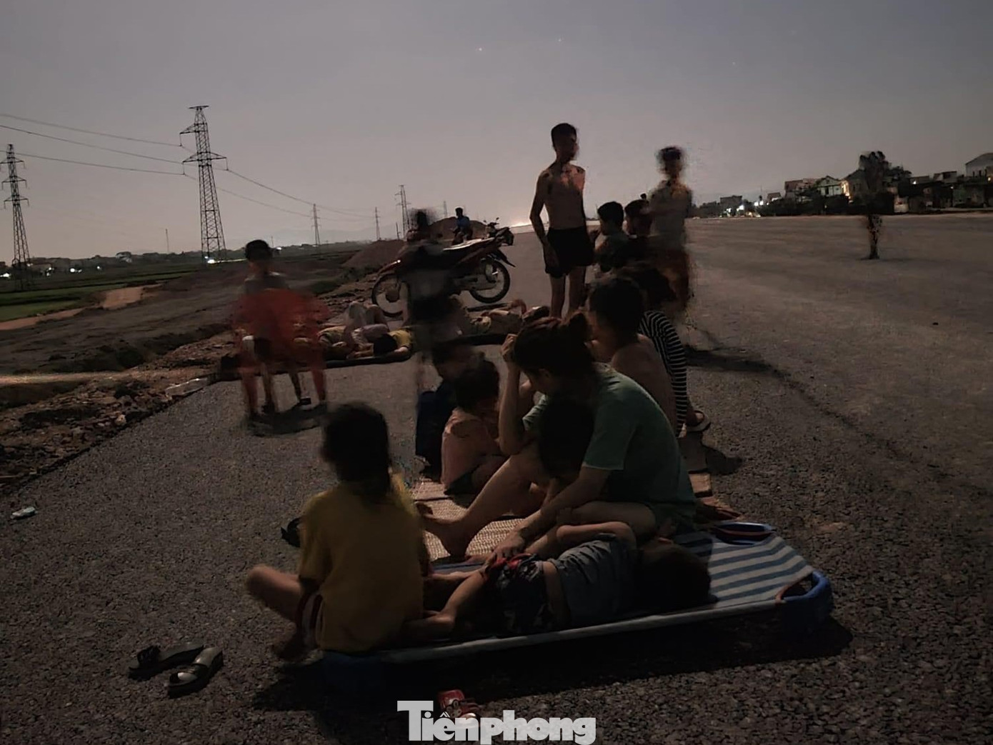 Bà con kéo nhau ra đường hóng mát lúc mất điện.