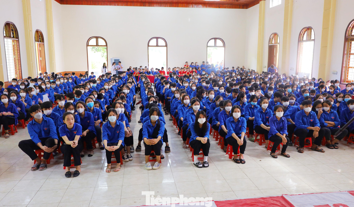 Hàng trăm cổ động viên các trường đến cổ vũ cho thí sinh