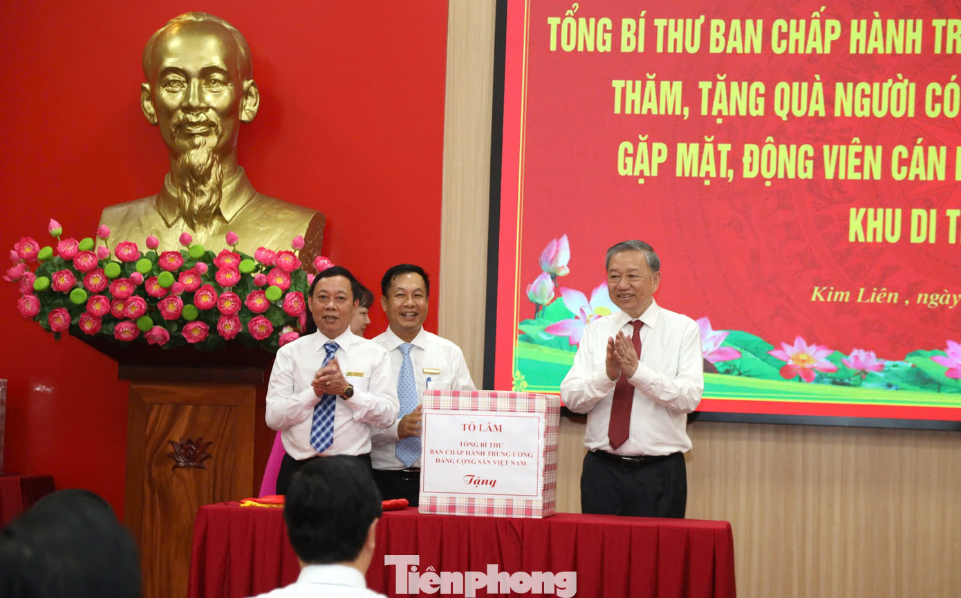 Tổng Bí thư Tô Lâm tặng quà cho Khu di tích quốc gia đặc biệt Kim Liên.