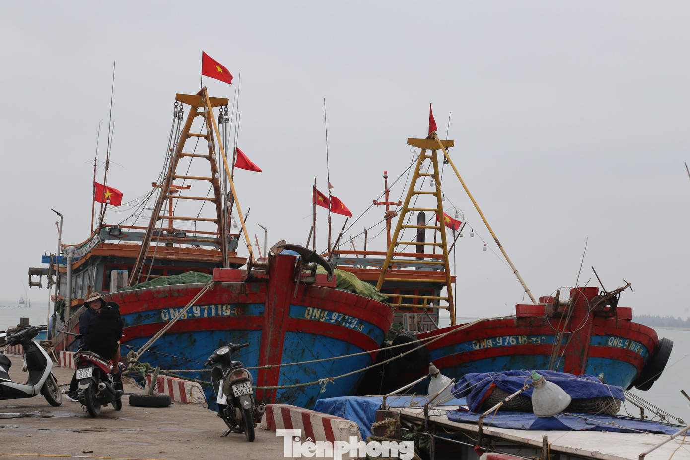 Ông Trần Văn Lượng (SN 1970), quê ở Quảng Ngãi đang neo ở cảng Cửa Hội, cho biết, ông bám biển mưu sinh đã hơn 40 năm nay nhưng chưa bao giờ thấy giá dầu lại cao như vậy. Cuối tháng Giêng, hai con tàu công suất 1.300 CV của ông cùng 15 thuyền viên ra biển đánh bắt cá. Sau 10 ngày trở về, mỗi con tàu ông phải bù lỗ 80 triệu đồng tiền dầu, chưa tính tiền công thuyền viên.