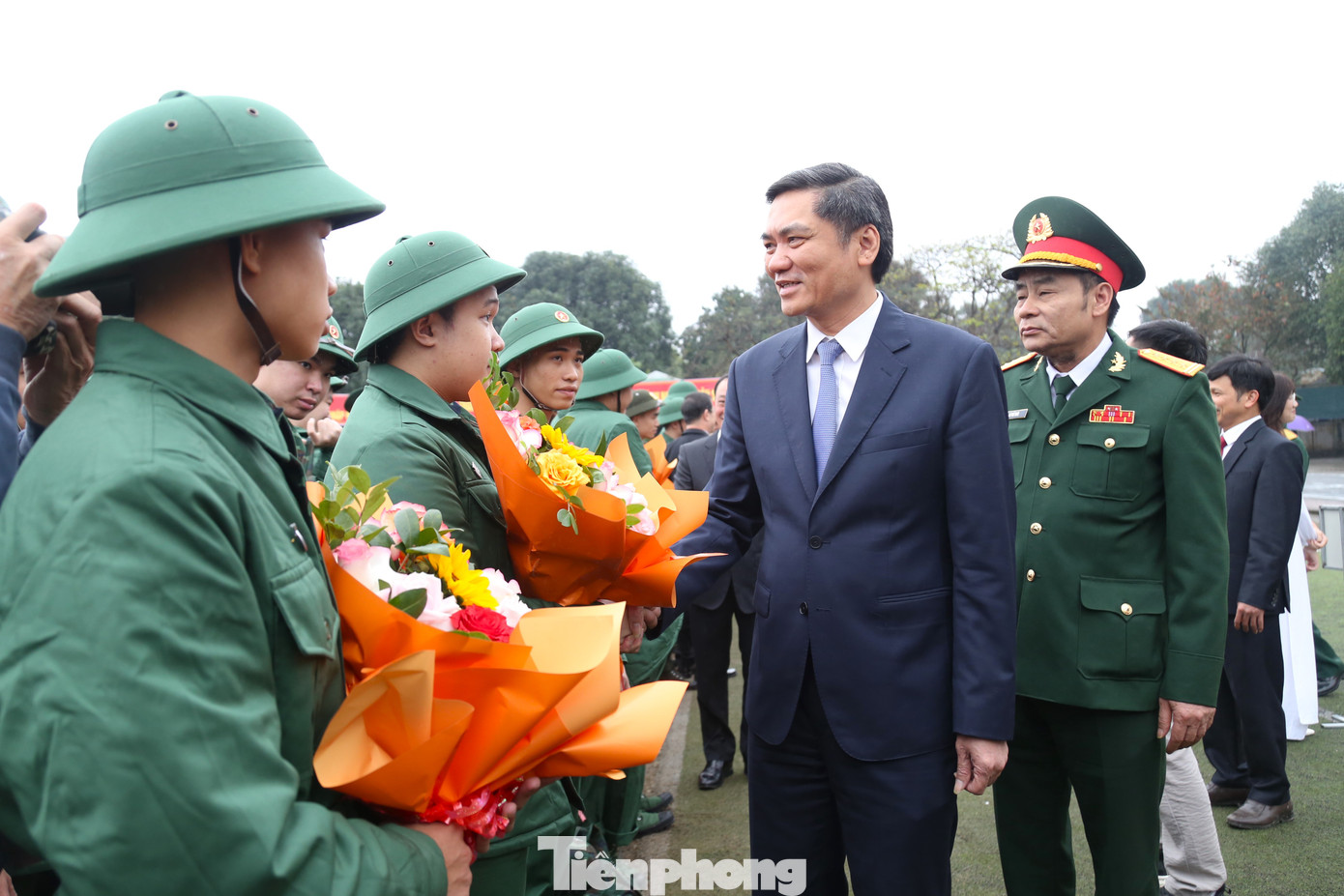 Buổi lễ giao, nhận quân đã diễn ra trong không khí trang nghiêm, xúc động và ấm áp. Trong ảnh, Phó Bí thư Tỉnh ủy Nghệ An Hoàng Nghĩa Hiếu tặng hoa, động viên, chúc mừng công dân lên đường nhập ngũ. Buổi lễ giao, nhận quân đã diễn ra trong không khí trang nghiêm, xúc động và ấm áp. Trong ảnh, Phó Bí thư Tỉnh ủy Nghệ An Hoàng Nghĩa Hiếu tặng hoa, động viên, chúc mừng công dân lên đường nhập ngũ.
