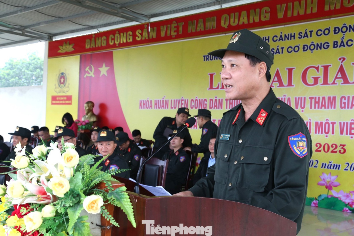 Thượng tá Thái Doãn Bằng – Bí thư Đảng ủy, Trung đoàn trưởng Trung đoàn CSCĐ Bắc Trung Bộ phát biểu giao nhiệm vụ và phát động Tết trồng cây