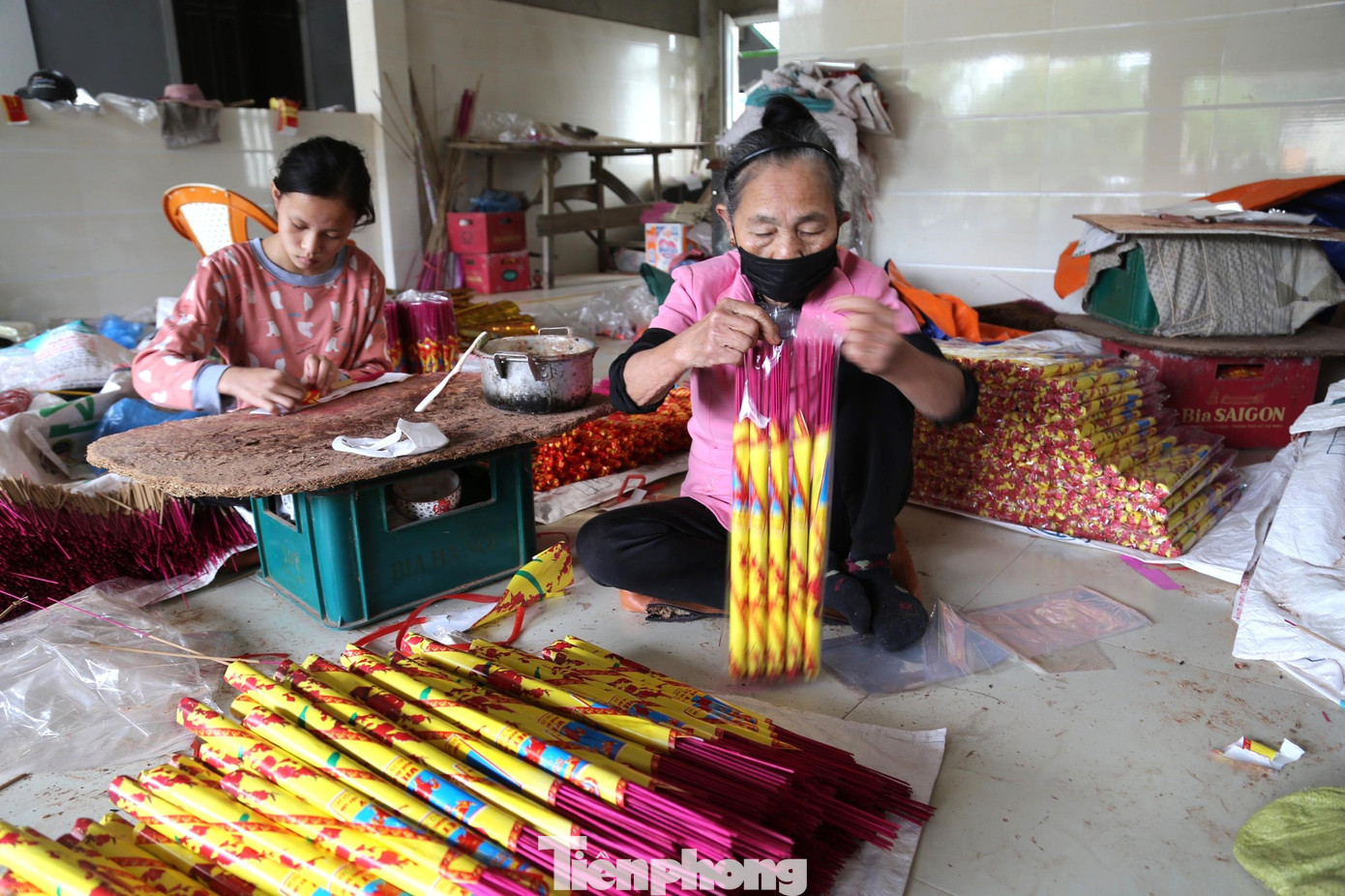 Nghề làm hương khá nhẹ nhàng, người già, học sinh cũng có thể tranh thủ thời gian để làm có thêm thu nhập.