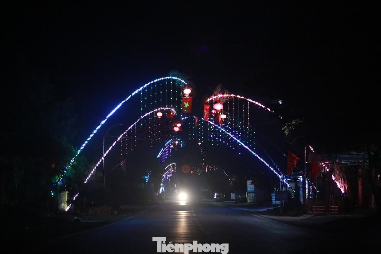 Những ngày này, việc trang trí cây nêu đón Tết Nguyên đán của người dân Nghệ An xem như đã hoàn tất. Từ nhà dân đến đường làng, ngõ xóm, tỉnh lộ, quốc lộ đều rợp bóng cây nêu. Những cung đường nêu rực sáng, lung linh vào buổi tối thật ấn tượng.