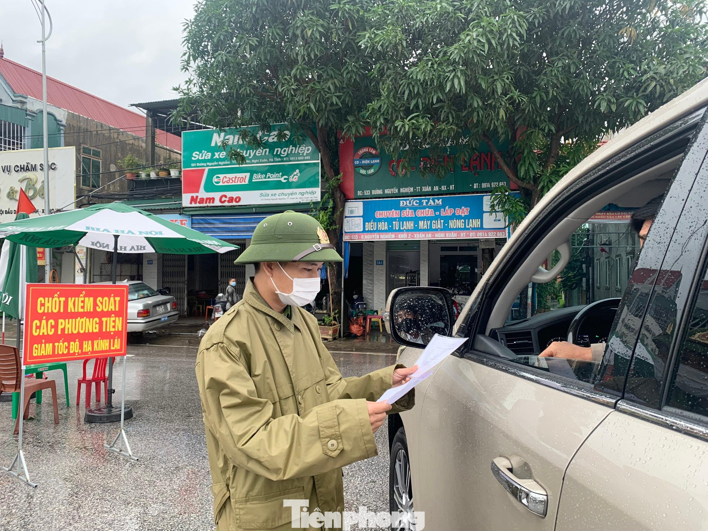 Công an huyện Nghi Xuân làm nhiệm vụ tại chốt kiểm soát