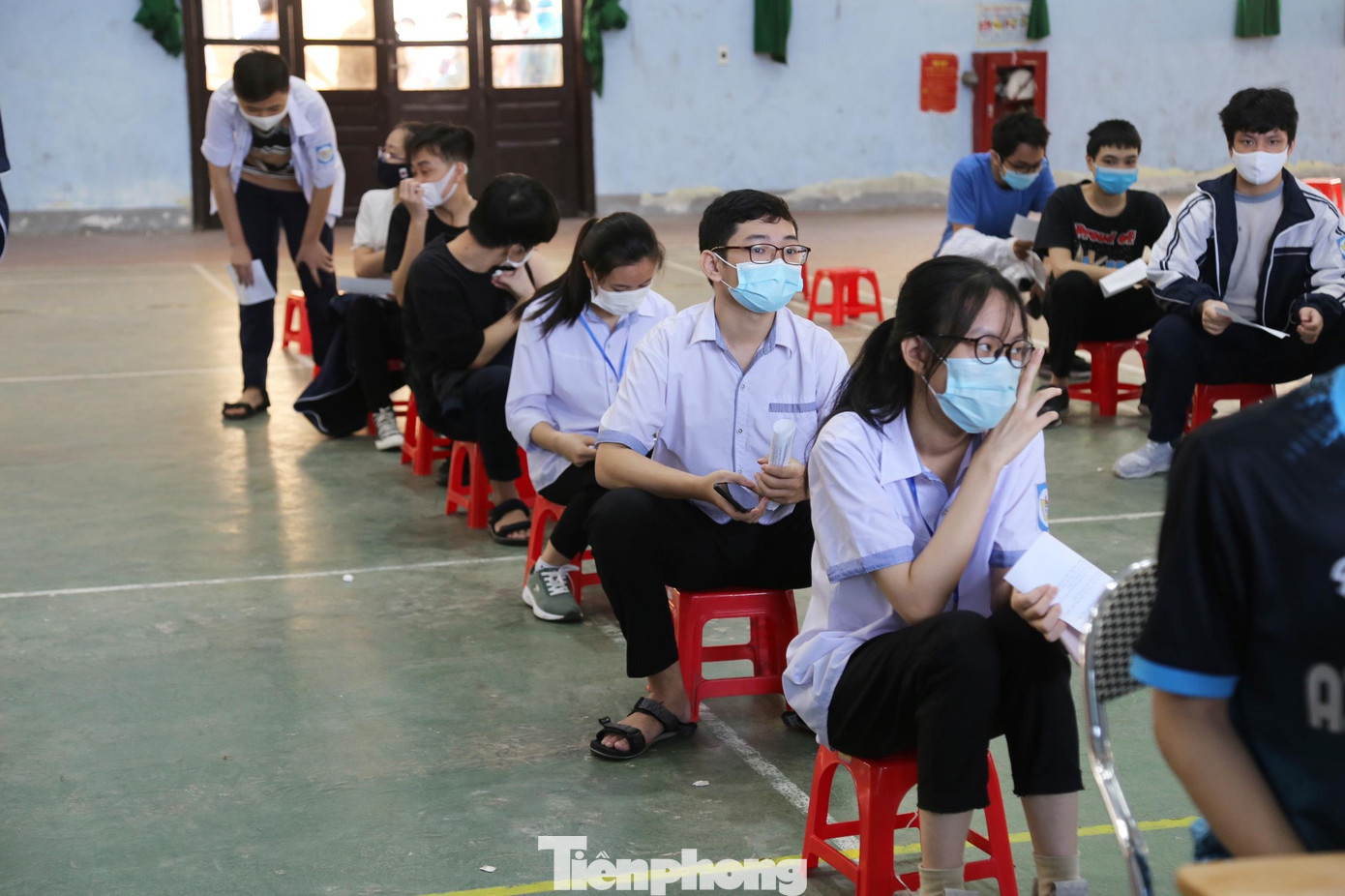 Học sinh đến tiêm chủng đều đeo khẩu trang, đảm bảo giãn cách