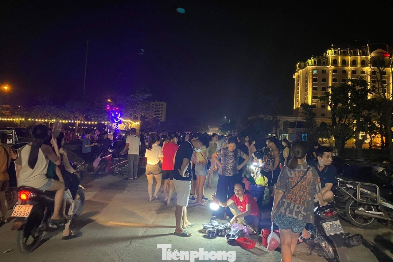 Chẳng có bàn ghế, cũng chẳng có đèn điện, thứ duy nhất nơi đây chỉ có mỗi mực nháy và đèn cầm tay song cảnh mua bán luôn tấp nập hàng đêm.