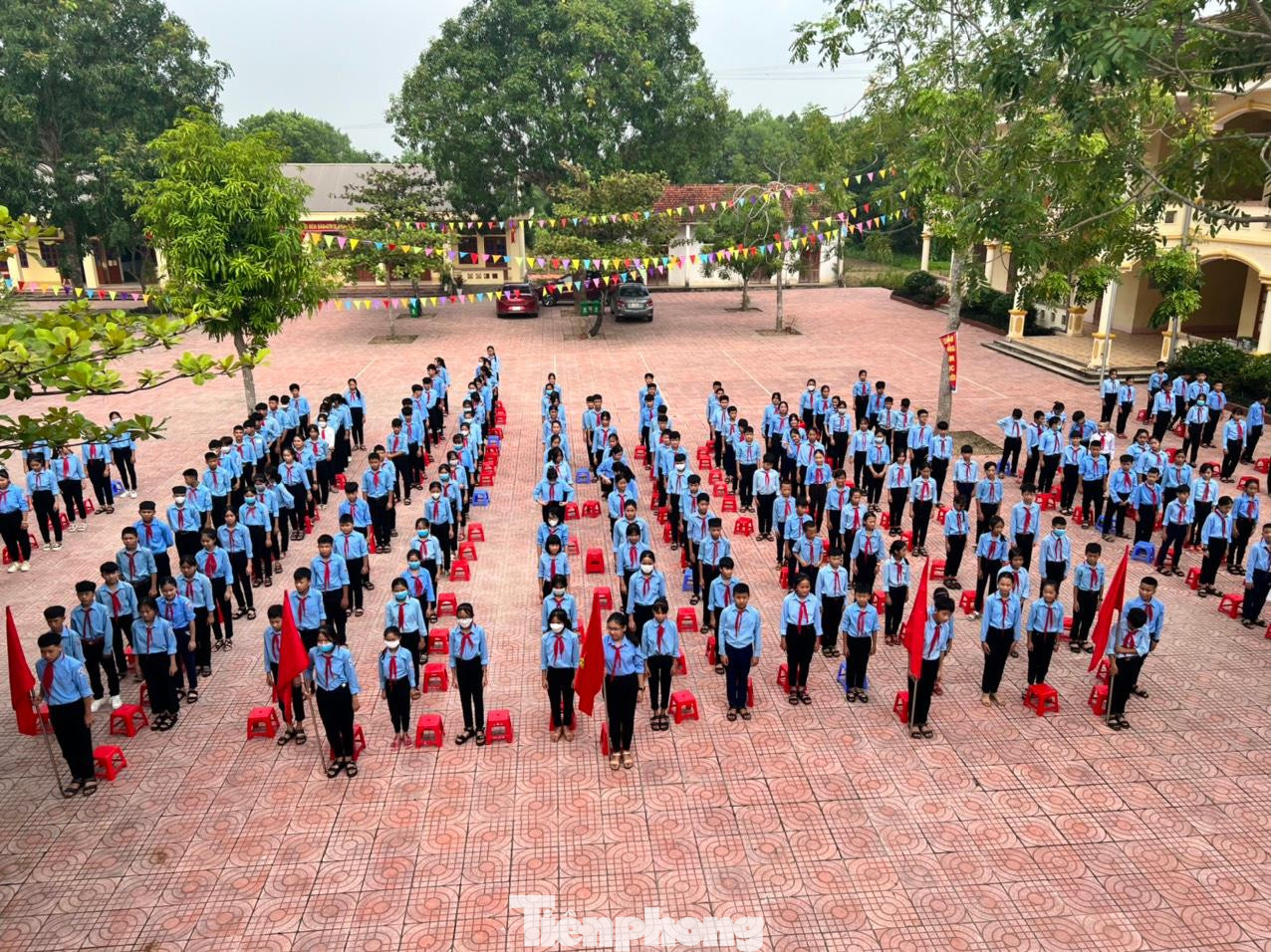 Các em học sinh tham gia buổi chào cờ đầu tuần sáng nay (12/9) tại Trường THCS Khai Lạng cơ sở 2