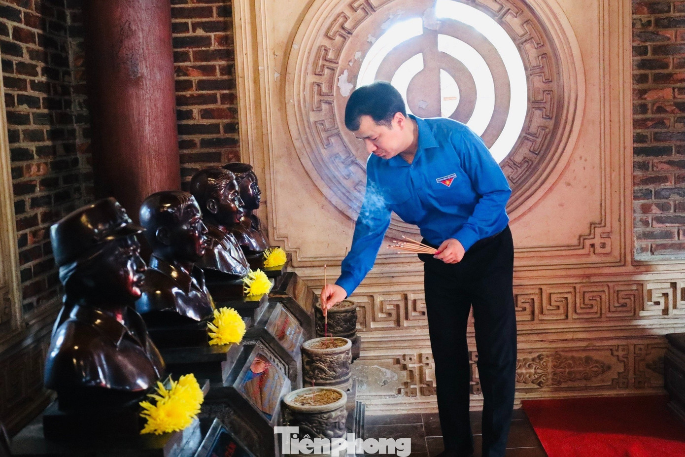 Anh Ngô Văn Cương dâng hương tưởng niệm trước tượng 13 anh hùng liệt sĩ Đại đội 317. Anh Ngô Văn Cương dâng hương tưởng niệm trước tượng 13 anh hùng liệt sĩ Đại đội 317.