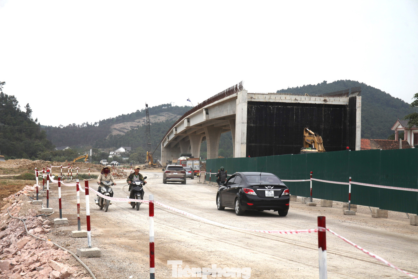 Việc chậm bàn giao mặt bằng khiến việc lưu thông QL48 gặp nhiều khó khăn. Việc chậm bàn giao mặt bằng khiến việc lưu thông QL48 gặp nhiều khó khăn.