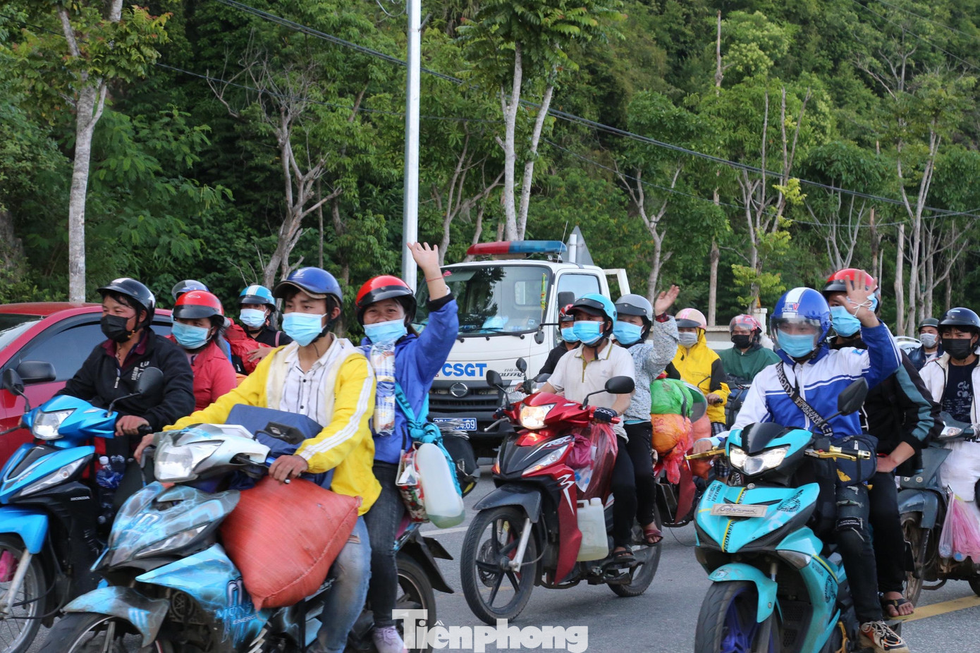 Còn với công dân trong tỉnh sẽ được CSGT dẫn theo tuyến đường ven sông Lam, chạy xuống cơ sở 2 của Trường Đại học Vinh để bàn giao cho Bộ Chỉ huy Quân sự tỉnh cách ly tập trung theo quy định.