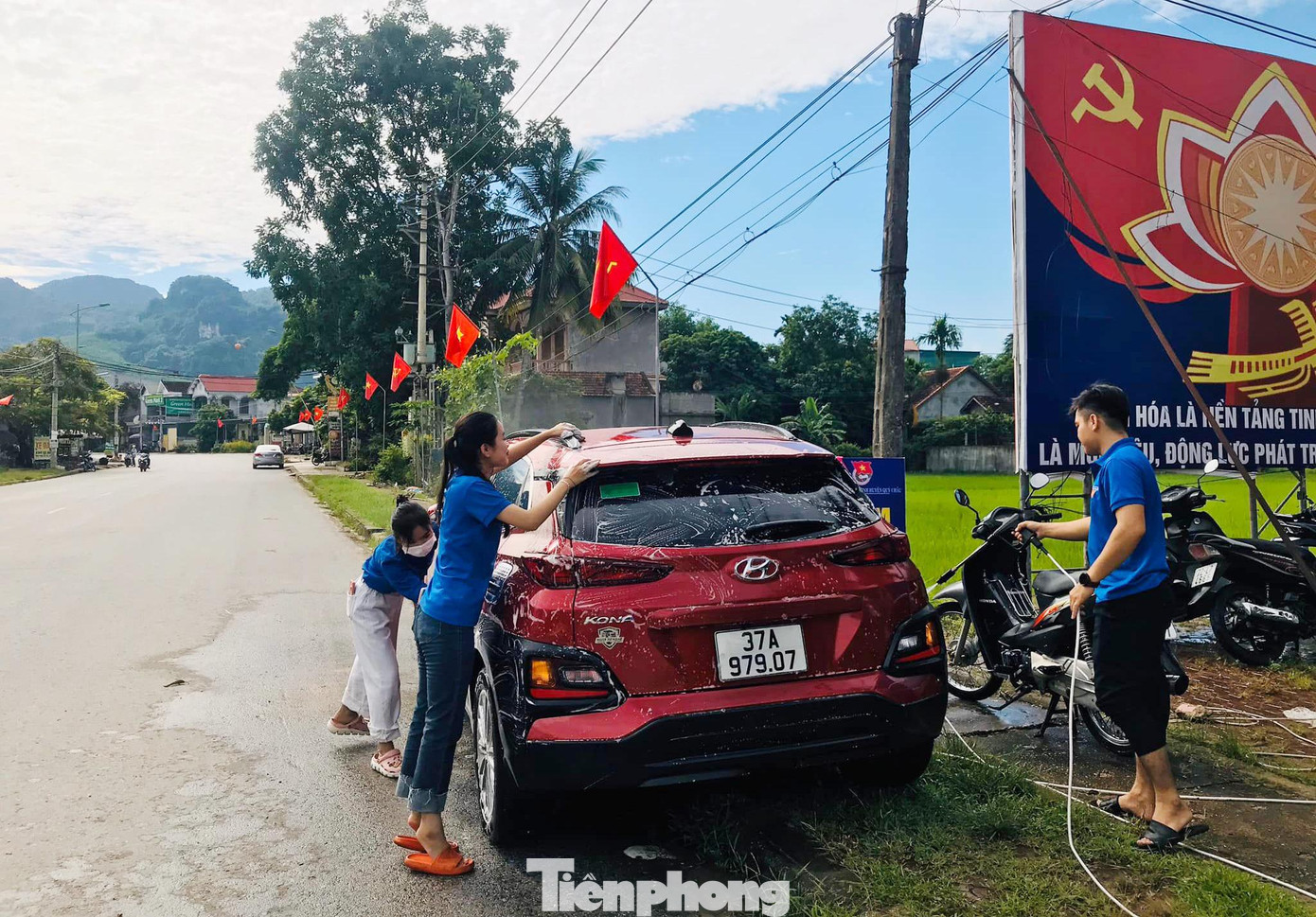 Ngoài rửa xe máy, các bạn trẻ còn nhận được những "đơn hàng" là xe ô tô.