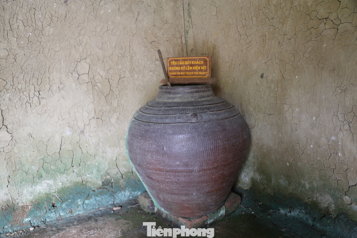 Chiếc chum đựng nước bên góc tường đất.