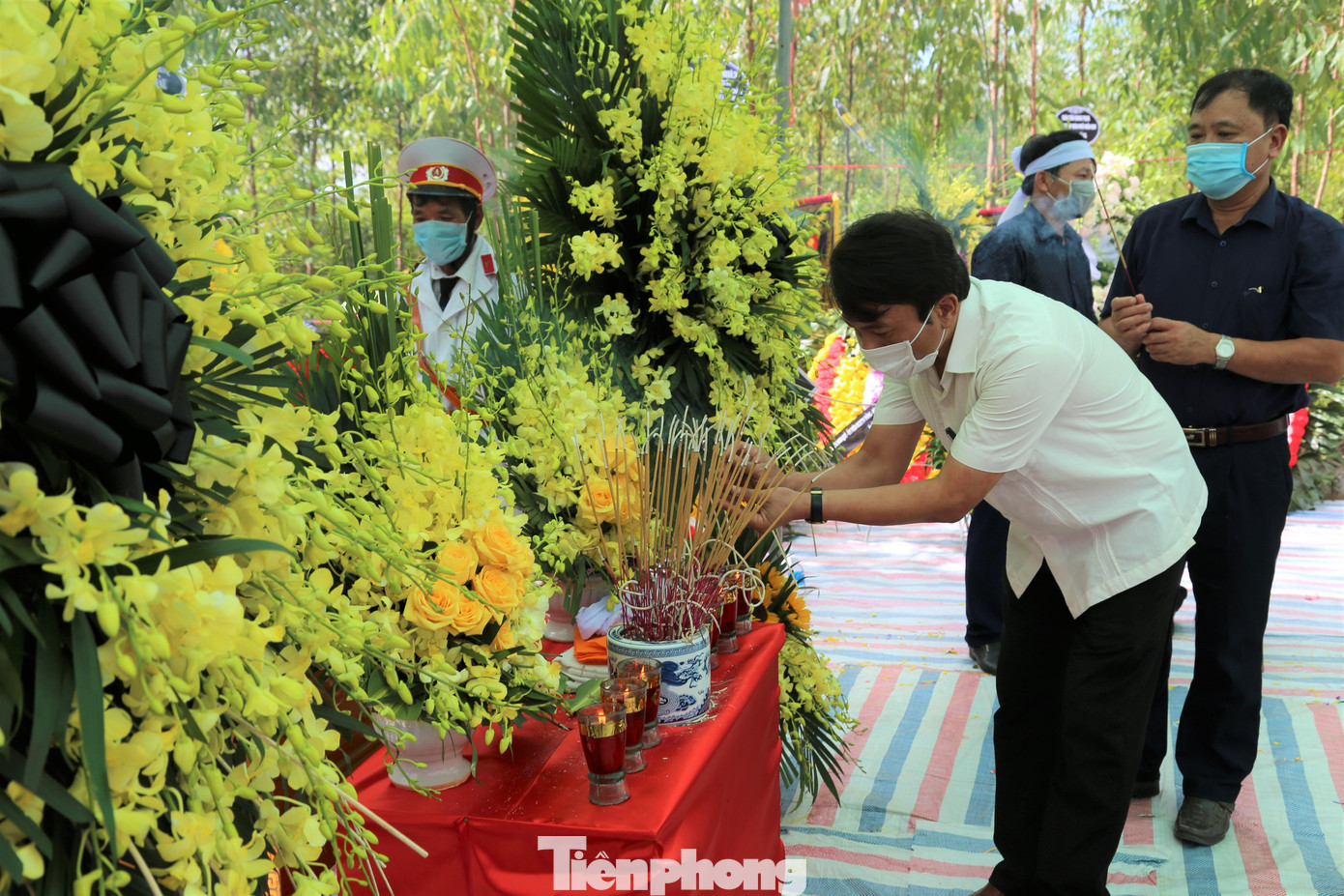 Lãnh đạo tỉnh Nghệ An, huyện Diễn Châu, các sở, ban, ngành, chính quyền và nhân dân xã Diễn Kim dâng hương tiễn biệt nhà văn Sơn Tùng