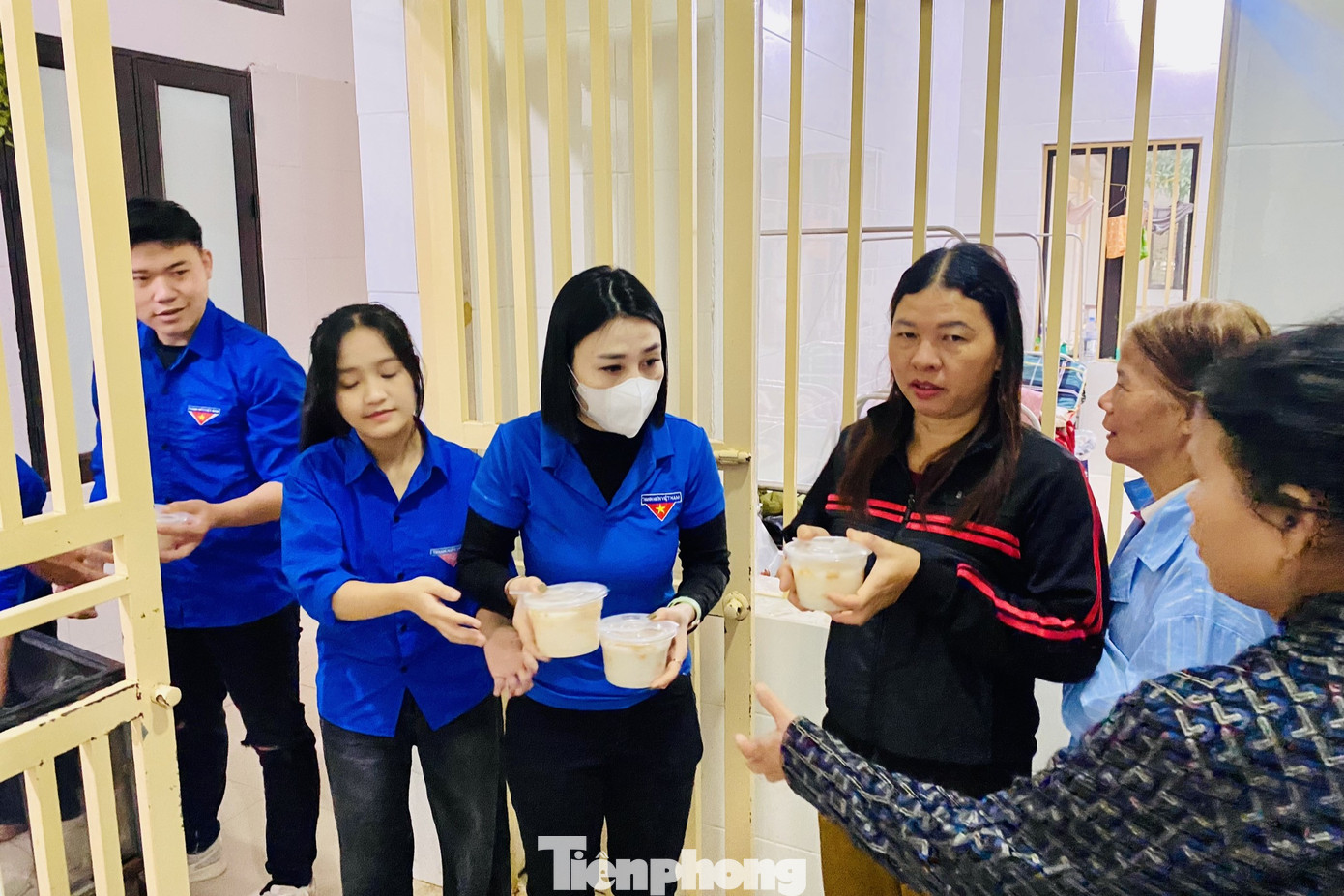 Anh Hồ Đức Việt - Bí thư Thành Đoàn Vinh cho biết, “Bát cháo tình thương” là hoạt động thường niên của tuổi trẻ thành phố Vinh, nhằm phát huy tinh thần xung kích, tình nguyện, trách nhiệm của tuổi trẻ vì cuộc sống cộng đồng. Đây cũng là hoạt động có ý nghĩa thiết thực trong Tháng Thanh niên 2024, chào mừng 93 năm ngày thành lập Đoàn TNCS Hồ Chí Minh (26/3/1931-26/3/2024). “Mỗi suất cháo trị giá vật chất không lớn nhưng mong rằng sẽ đem đến cho người bệnh món quà tình cảm lớn lao. Đây cũng là nguồn động viên tinh thần, giúp những người bệnh nghèo có thêm sức khỏe, sự lạc quan, niềm tin vào cuộc sống, vững vàng hơn trên con đường chiến đấu với bệnh tật”, anh Việt chia sẻ.