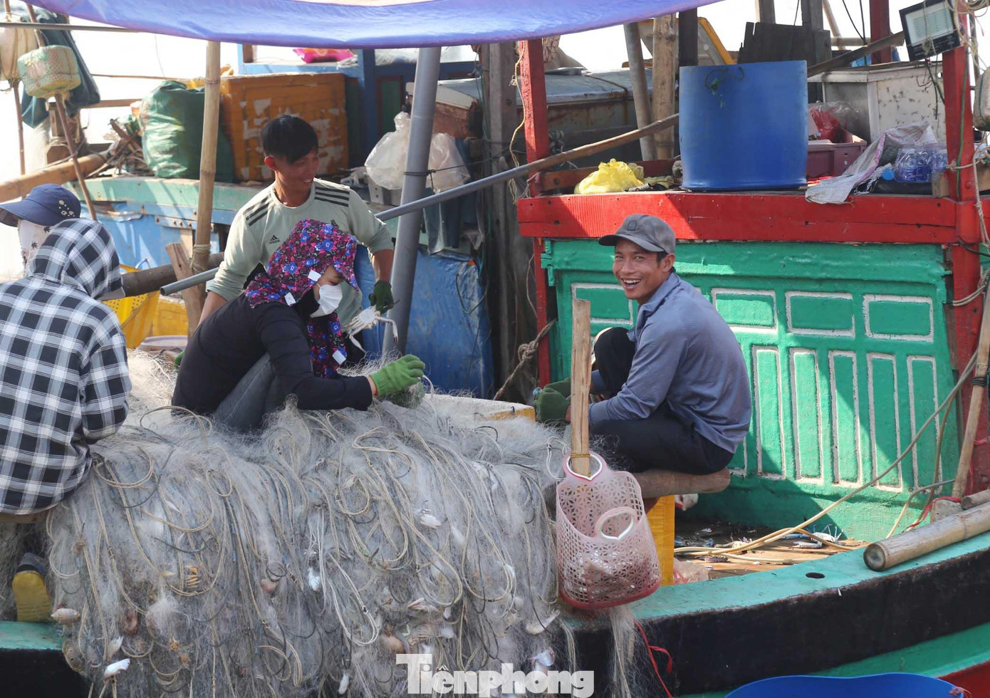 Chiều 27/10, ghi nhận của PV tại bến Vạn Lộc (phường Nghi Tân, thị xã Cửa Lò, Nghệ An) không khí nhộn nhịp, tấp nập. Các tàu thuyền sau một đêm ra khơi đánh bắt mang về những khoang đầy ắp cá tôm, ghẹ tươi roi rói.