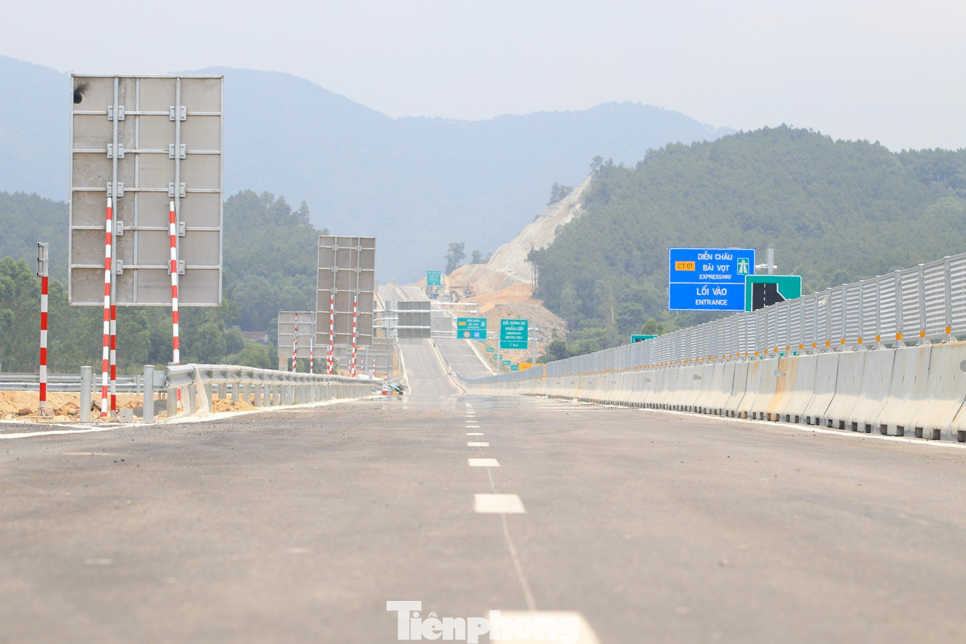 30 km đầu tuyến (đoạn từ huyện Diễn Châu đến Quốc lộ 46B) cao tốc Diễn Châu - Bãi Vọt chính thức thông xe chiều 28/4.