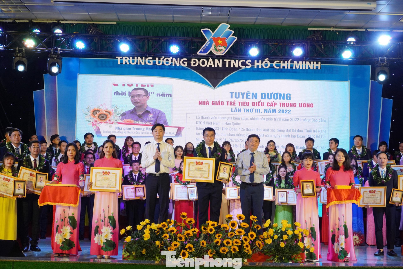 Thầy Trương Văn Hùng là một trong hai giáo viên của tỉnh Nghệ An vừa được Trung ương Đoàn tặng Bằng khen “Nhà giáo trẻ tiêu biểu” năm 2022. Thầy Trương Văn Hùng là một trong hai giáo viên của tỉnh Nghệ An vừa được Trung ương Đoàn tặng Bằng khen “Nhà giáo trẻ tiêu biểu” năm 2022.