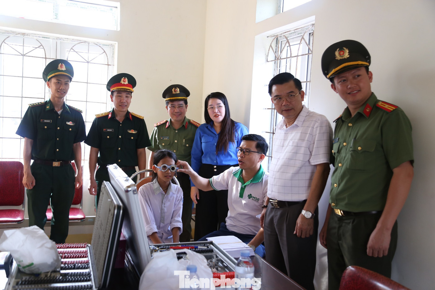 Khám mắt, cấp kính thuốc miễn phí cho các em học sinh trường THCS Nghi Yên