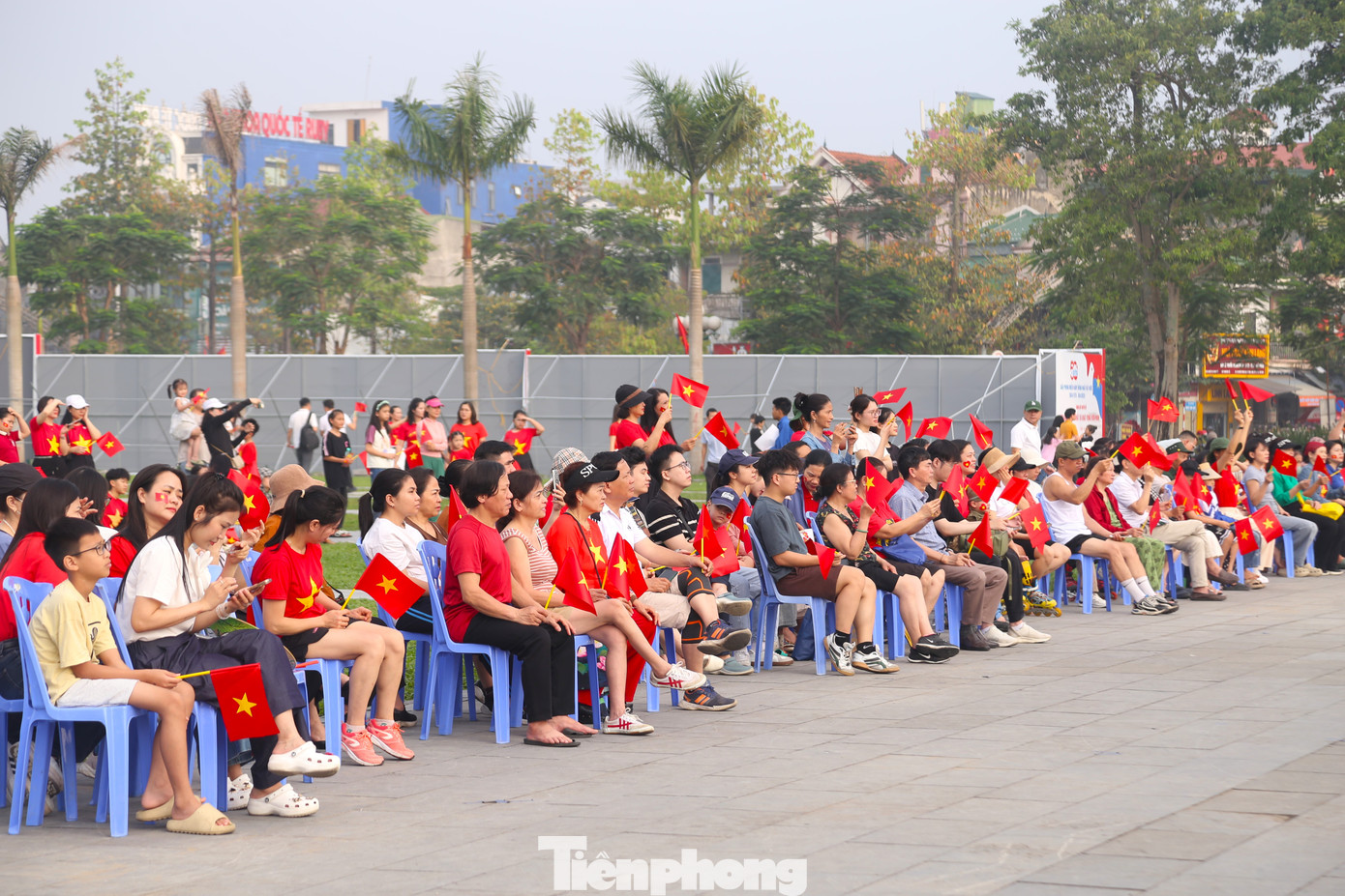 Từ sáng sớm, đông đảo người dân đã đổ về khu vực Quảng trường Hồ Chí Minh (thành phố Vinh, Nghệ An) để theo dõi chương trình lễ kỷ niệm 50 năm Ngày Giải phóng miền Nam, thống nhất đất nước và diễu binh, diễu hành. Nhiều người mang theo cờ Tổ quốc, mặc áo cờ đỏ sao vàng..