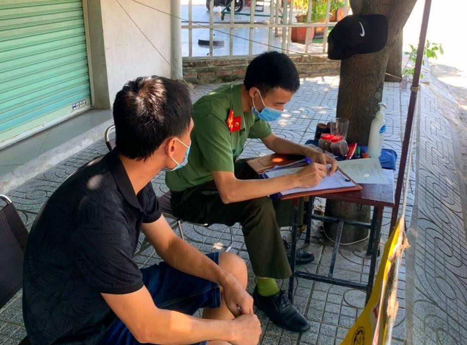 Lực lượng chức năng lập biên bản xử phạt quán cà phê 360 ở TP Vinh