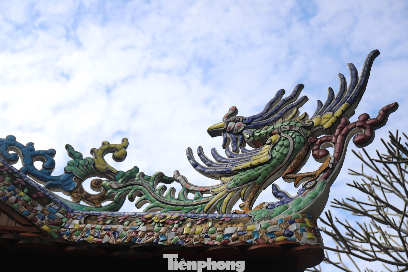 Trên mái các tòa điện là kiến trúc rồng phượng.