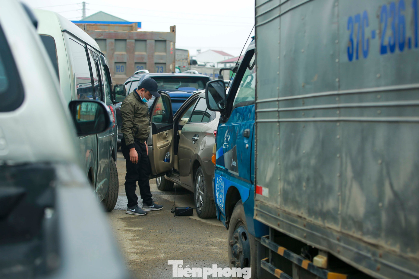 Thời gian trung bình mỗi xe vào kiểm tra khoảng 45-50 phút. Nhiều lái xe, chủ phương tiện đã đến chờ đợi trước cả một ngày để được xếp lốt. Thời gian trung bình mỗi xe vào kiểm tra khoảng 45-50 phút. Nhiều lái xe, chủ phương tiện đã đến chờ đợi trước cả một ngày để được xếp lốt.