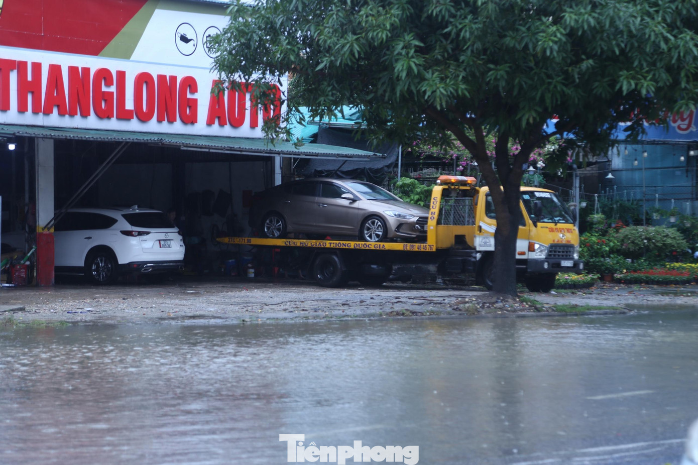 Những ô tô chết máy khi lưu thông qua những đoạn đường ngập sâu được đưa tới gara sửa chữa Những ô tô chết máy khi lưu thông qua những đoạn đường ngập sâu được đưa tới gara sửa chữa
