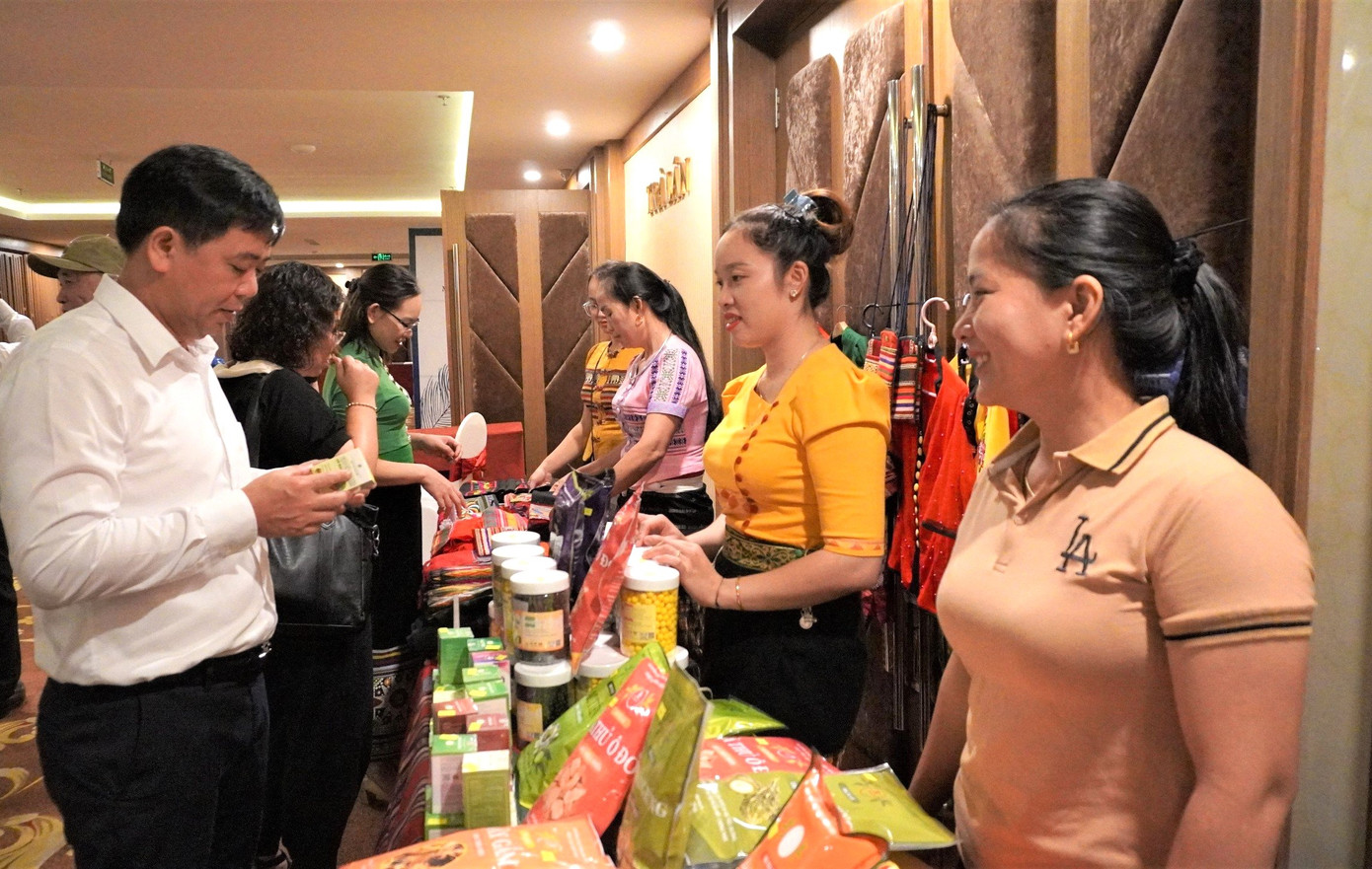 Các đại biểu tham quan gian trưng bày Các đại biểu tham quan gian trưng bày