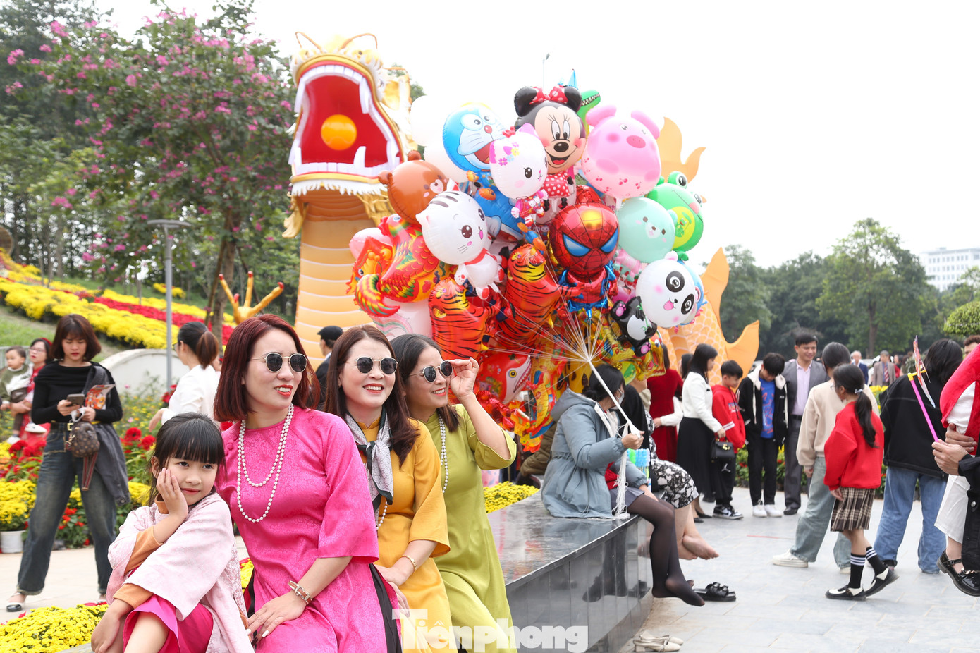 Linh vật rồng có chiều dài 30m, cao khoảng 5m và nặng hơn 2 tấn được các công nhân chế tạo hoàn thiện trong vòng 15 ngày. Cấu tạo linh vật được làm bằng khung sắt, bên ngoài bọc vải, bên trong lắp đặt hệ thống đèn led có thể phát sáng trong đêm.