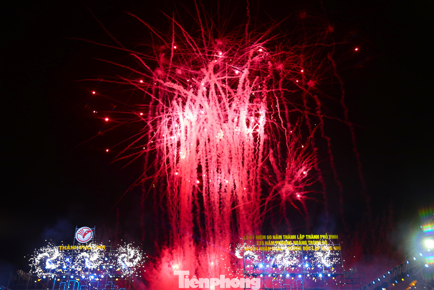 Kết thúc chương trình là màn bắn pháo hoa đặc sắc trên nền nhạc bài hát “Vinh thành phố bình minh”. Kết thúc chương trình là màn bắn pháo hoa đặc sắc trên nền nhạc bài hát “Vinh thành phố bình minh”.