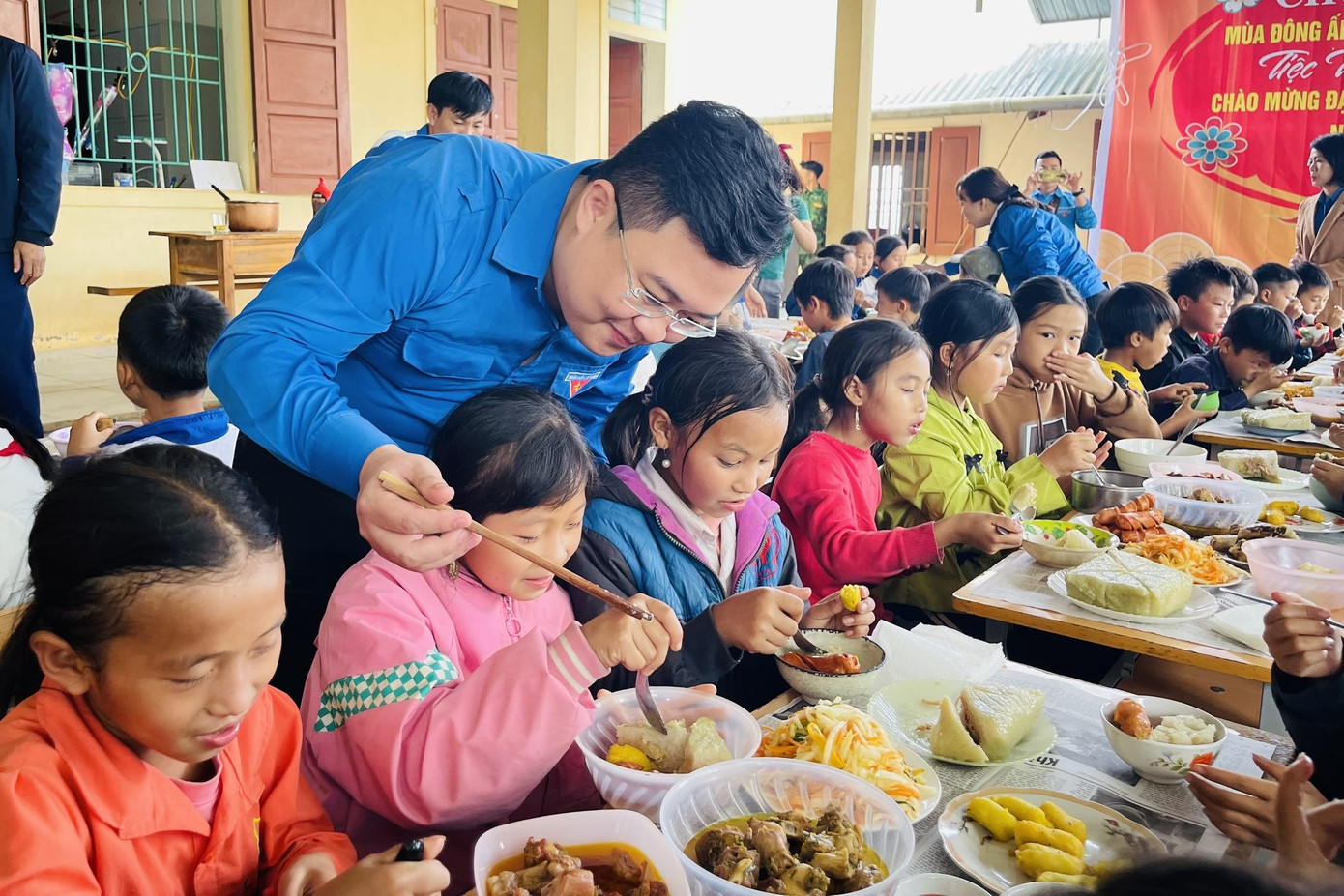 Anh Ngô Phú Anh Tài - Bí thư Huyện Đoàn Hưng Nguyên chia sẻ: “Với mong muốn sẻ chia, yêu thương, mang cái Tết ấm áp tình người đến với những trẻ em vùng sâu, vùng xa còn nhiều khó khăn, đoàn viên, thanh niên huyện Hưng Nguyên muốn lan tỏa thông điệp trao gửi yêu thương. Mong rằng, bữa cơm yêu thương sẽ giúp các em nhỏ có thêm động lực vượt qua khó khăn, cố gắng học tập tốt. Đặc biệt, giúp các em có một mùa xuân ấm áp, an lành”.