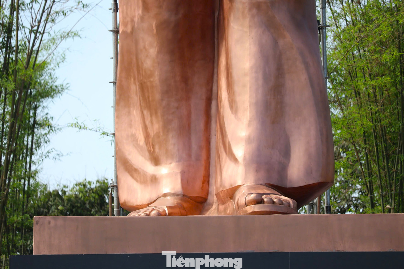 Hiện nay, các hạng mục của tượng đài, cảnh quan xung quanh được Ban tổ chức xây dựng hoàn thành. Công nhân đang lắp ráp sân khấu chuẩn bị cho Chương trình khai mạc Lễ hội Làng Sen năm 2025 diễn ra vào tối 15/5. Hiện nay, các hạng mục của tượng đài, cảnh quan xung quanh được Ban tổ chức xây dựng hoàn thành. Công nhân đang lắp ráp sân khấu chuẩn bị cho Chương trình khai mạc Lễ hội Làng Sen năm 2025 diễn ra vào tối 15/5.