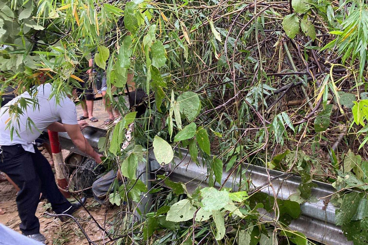 Đất đá sạt lở, vùi lấp 2 cô giáo Đất đá sạt lở, vùi lấp 2 cô giáo